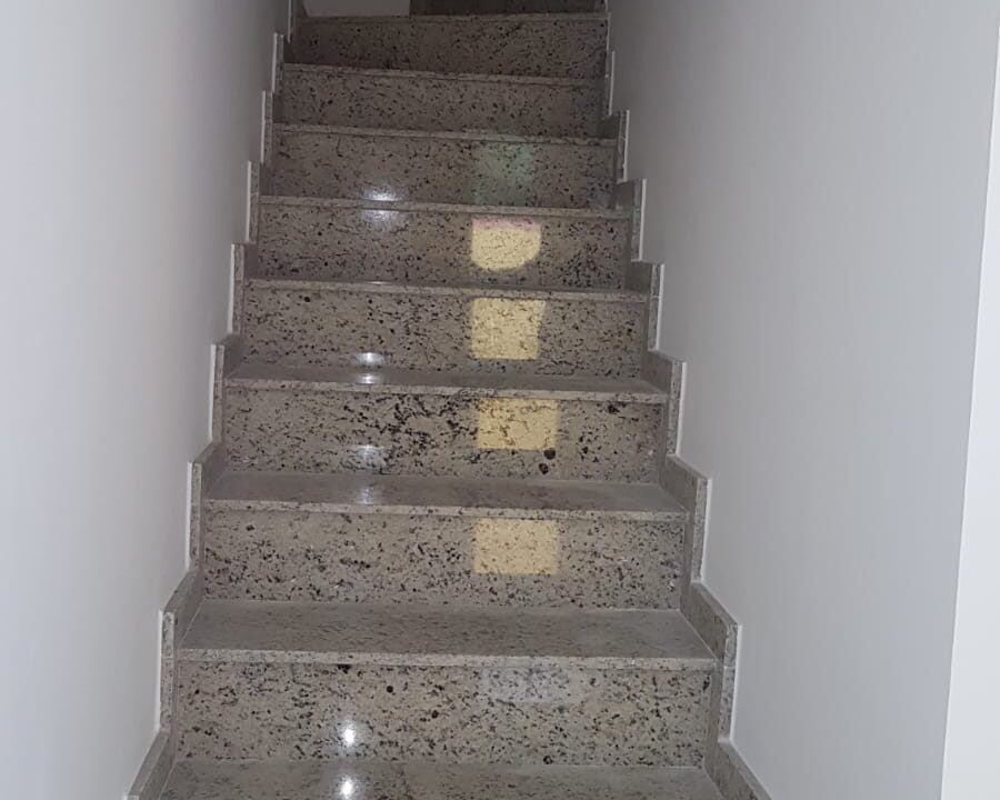 Vende-se Sobrado de 03 dormitórios com 02 vagas Vila Dalila